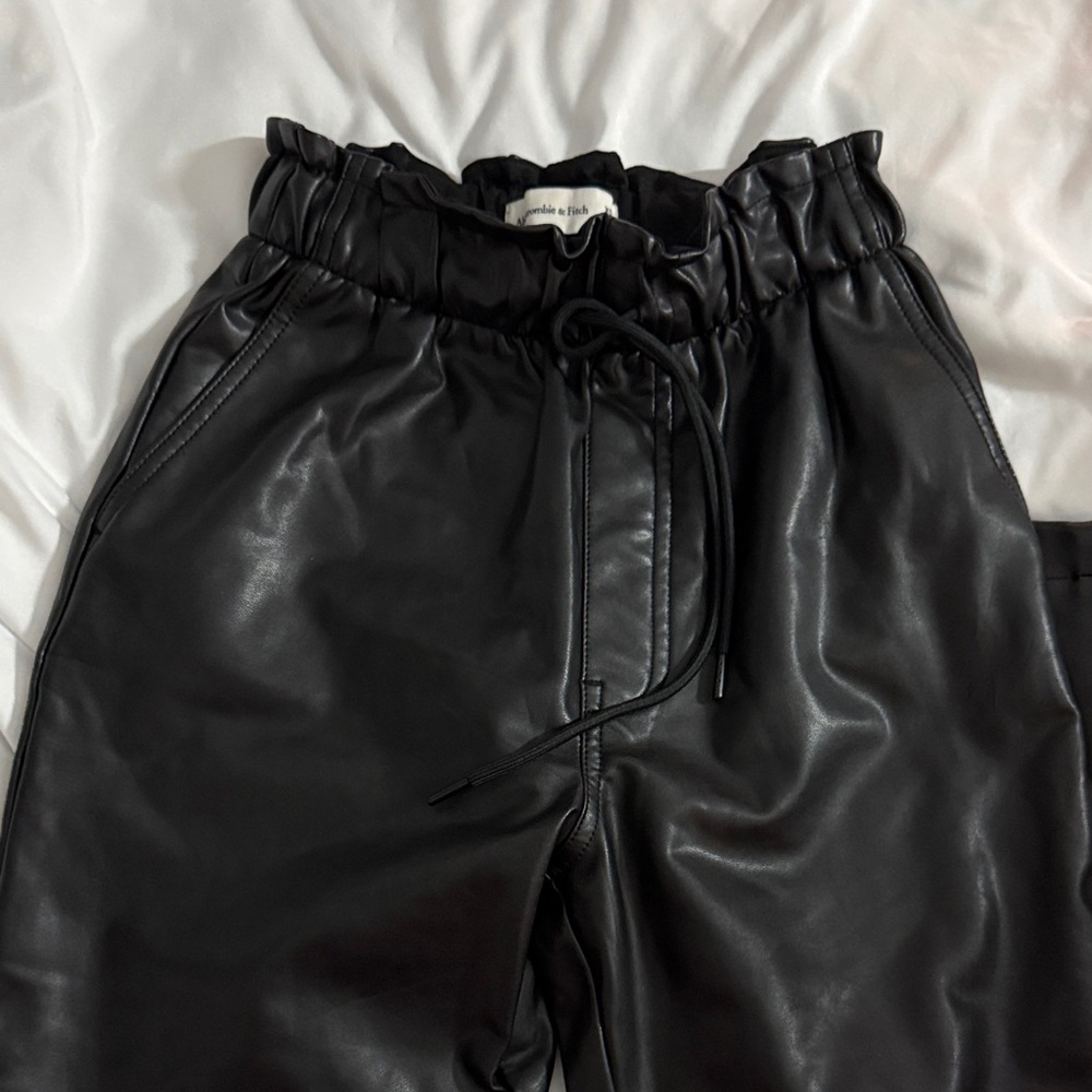 Abercrombie & Fitch Black Cropped Pants